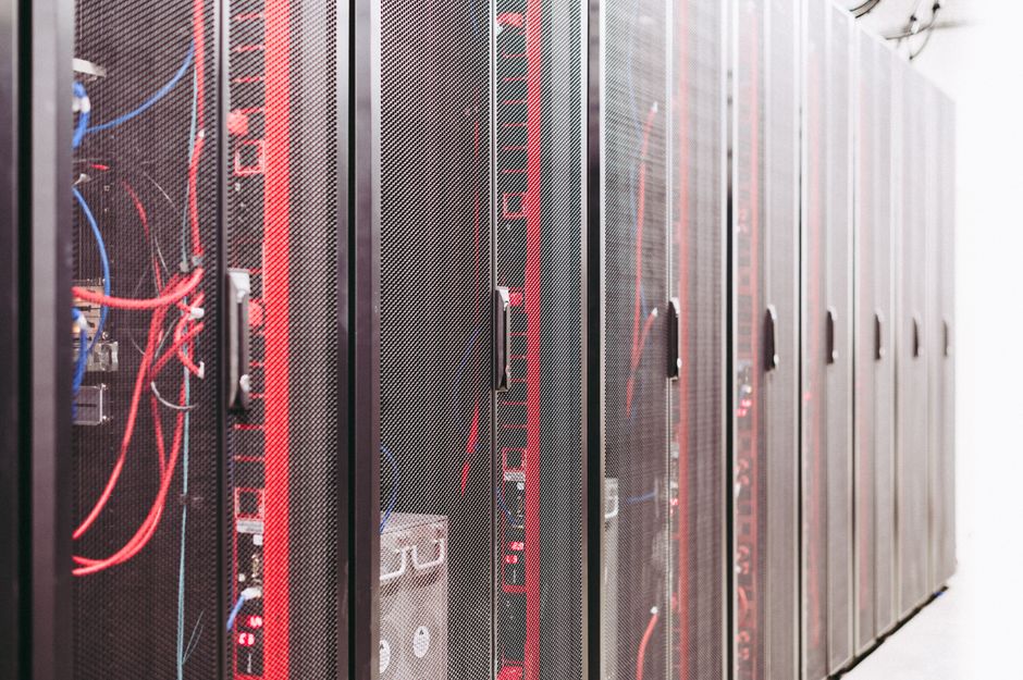 サーバーラックが列をなす無機質なデータセンターの通路