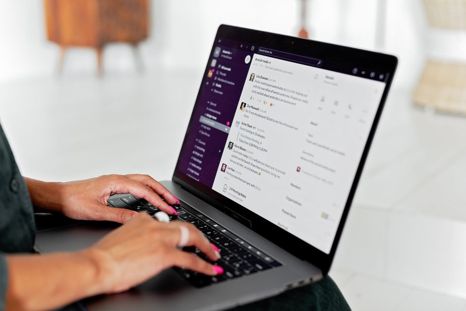 ノートPCでAIチャットに向き合いながら、指示の書き方を考えている様子