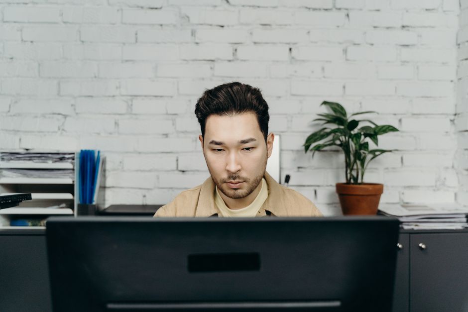 PCに向かって黙々と作業する会社員
